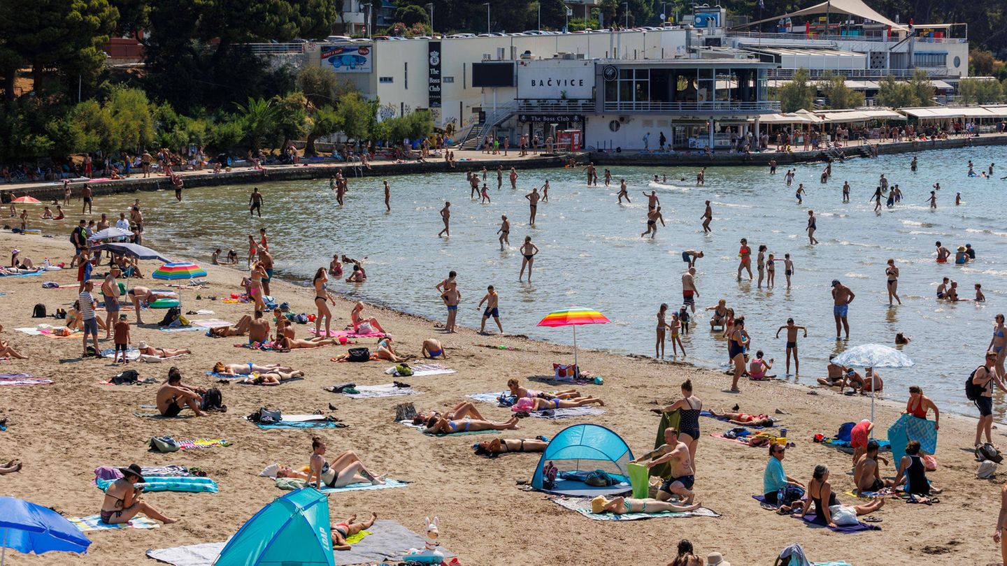 Urlauber an einem Strand in Kroatien