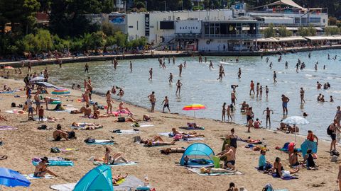 Urlauber an einem Strand in Kroatien