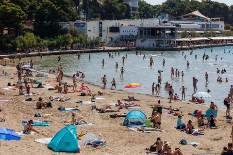 Urlauber an einem Strand in Kroatien