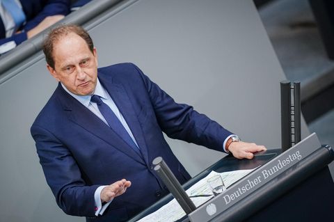 Alexander Graf Lambsdorff (FDP) spricht bei der Sitzung des Bundestags