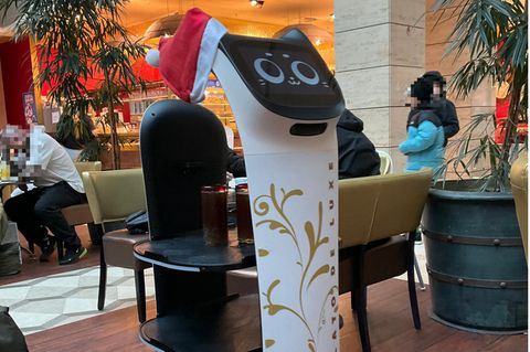 Kellner-Roboter im Eiscafé