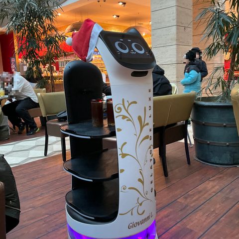 Kellner-Roboter im Eiscafé
