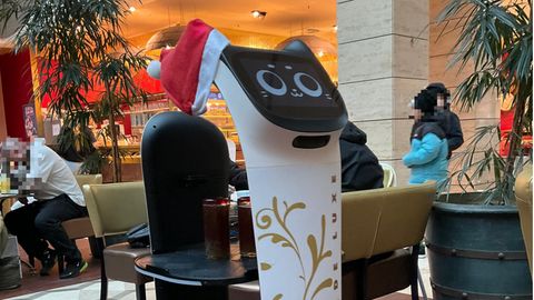 Kellner-Roboter im Eiscafé
