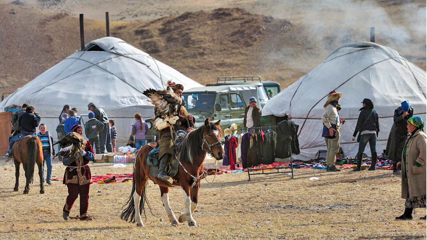 Mongolei, Provinz Baja-Ölgii Bei dem "Kasachischen Adler Festival" treten die Jäger in verschiedenen Disziplinen gegeneinander an. Mal müssen die Reiter eine Münze vom Rücken eines galoppierenden Pferdes aufsammeln, mal ihre Adler bis zur nächsten Hügelkuppe und zurück fliegen lassen. Drei Tage dauert das Festival. Nur wenige Touristen und Außenstehende verirren sich in die abgelegene Provinz. Der nächste Flughafen befindet sich in der Region Sagsai, rund zweieinhalb Flugstunden von der Landeshauptstadt Ulaanbaatar entfernt.