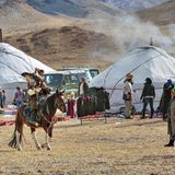 Bei dem "Kasachischen Adler Festival" treten die Jäger in verschiedenen Disziplinen gegeneinander an. Mal müssen die Reiter eine Münze vom Rücken eines galoppierenden Pferdes aufsammeln, mal ihre Adler bis zur nächsten Hügelkuppe und zurück fliegen lassen. Drei Tage dauert das Festival. Nur wenige Touristen und Außenstehende verirren sich in die abgelegene Provinz. Der nächste Flughafen befindet sich in der Region Sagsai, rund zweieinhalb Flugstunden von der Landeshauptstadt Ulaanbaatar entfernt. 