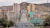 Kaum ein anderes Land führt ein so abgeschottetes Dasein wie Nordkorea. Nur rund 6000 Touristen reisen pro Jahr in das Reich des Diktators Kim Jong Un. Dabei ist die Einreise gar nicht schwierig. Ein Visum kostet rund 50 Euro und ist über diverse Reiseveranstalter erhältlich. Ausländische Touristen können sich einer Gruppe anschließen oder eine Individualreise buchen. Doch unbeaufsichtigt bleibt niemand: Ein nordkoreanischer Führer begleitet die Reisenden bei jedem Schritt und Tritt. 
