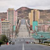 Kaum ein anderes Land führt ein so abgeschottetes Dasein wie Nordkorea. Nur rund 6000 Touristen reisen pro Jahr in das Reich des Diktators Kim Jong Un. Dabei ist die Einreise gar nicht schwierig. Ein Visum kostet rund 50 Euro und ist über diverse Reiseveranstalter erhältlich. Ausländische Touristen können sich einer Gruppe anschließen oder eine Individualreise buchen. Doch unbeaufsichtigt bleibt niemand: Ein nordkoreanischer Führer begleitet die Reisenden bei jedem Schritt und Tritt. 