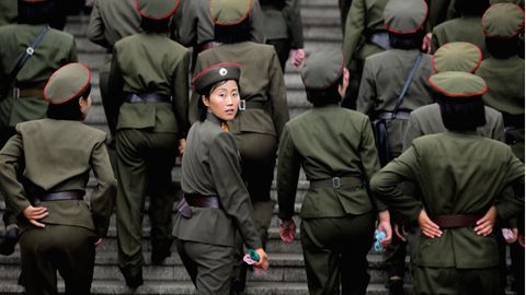 In Begleitung des Reiseführers ist auch die Schießanlage im Zentrum der nordkoreanischen Hauptstadt für Ausländer zugänglich. Kugeln für Gewehre oder Pistolen können zu Übungszwecken vor Ort erworben werden. Unter den Instruktoren gibt es viele Frauen, unter ihnen auch ehemalige Olympia-Sportlerinnen. 