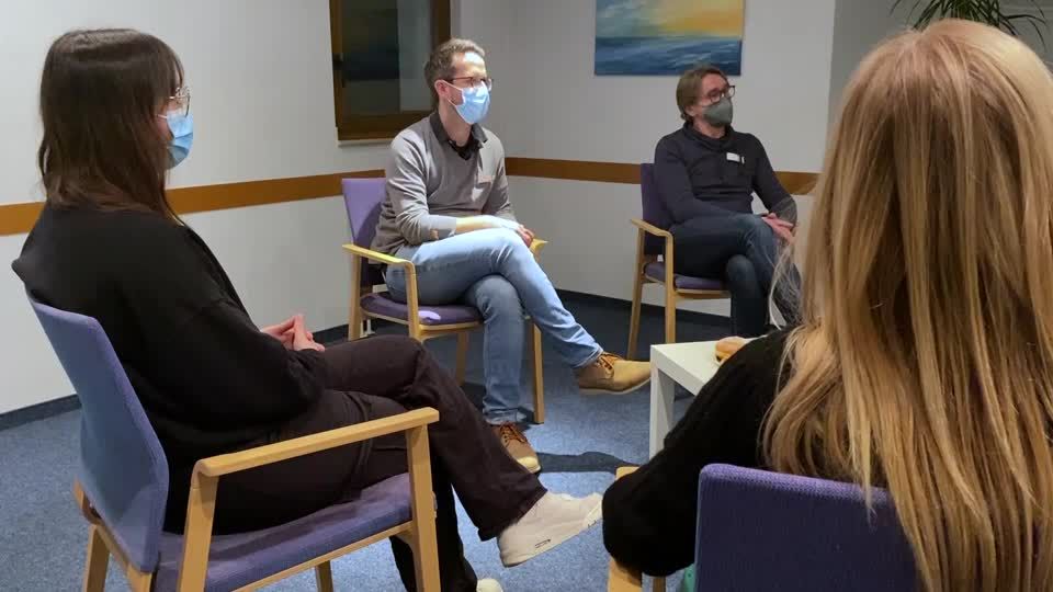 Video: Hybride Psychotherapie hilft jungen Erwachsenen Video: Hybride Psychotherapie hilft jungen Erwachsenen