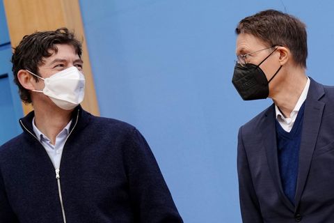 Ist die Coronavirus-Pandemie überwunden? Virologe Christian Drosten (l.) und Bundesgesundheitsminister Karl Lauterbach (SPD)