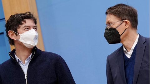 Ist die Coronavirus-Pandemie überwunden? Virologe Christian Drosten (l.) und Bundesgesundheitsminister Karl Lauterbach (SPD)