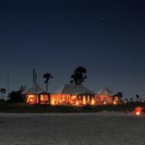 Eine Safari steht auf der Bucket-Liste eines jeden Reisenden, der etwas auf sich hält. Die Wildnis Afrikas ist also gar nicht mehr so unberührt, wie man denken könnte. Doch es gibt auch Safaris, die weg von allem touristischen Trubel führen. Der Mann für diese Aufgabe heißt Ralph Bousfield, ein legendärer Safari-Führer. Meistens führt er seine Kunden ins Okavangodelta – ein riesiges Binnenflussdelta im Norden von Botswana. Seine mobilen Camps kann er bei den Touren überall aufschlagen, auch im Sumpfgebiet. Wifi und Klimaanlage sucht man in den eleganten weißen Zelten aber vergeblich. Stattdessen findet man marokkanische Teppiche, gusseiserne Betten und antike Möbel. 