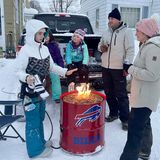 Gut, wenn man wie diese Gruppe Nachbarn eine Feuertonne zur Hand hat.