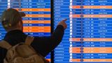 Hier steht ein Mann vor einer Informationstafel am Reagan National Airport in Arlington, Virginia