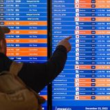 Hier steht ein Mann vor einer Informationstafel am Reagan National Airport in Arlington, Virginia