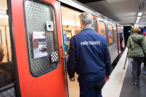 Ein Fahrenkartenkontrolleur steigt in eine Bahn