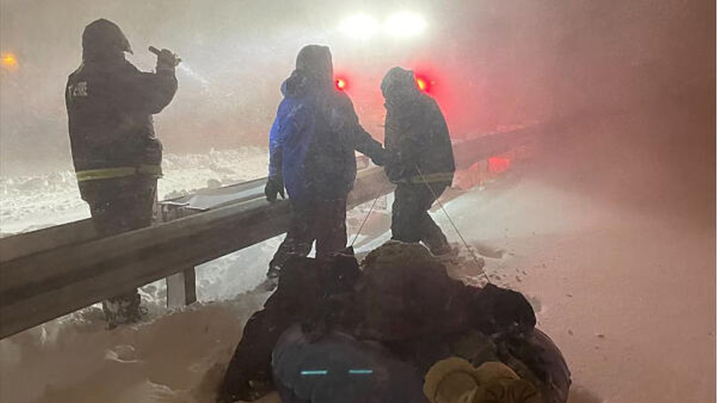 28 Tote in Buffalo und Umgebung Besonders heftig traf es die Stadt Buffalo im Bundesstaat New York. Dort meldeten die Behörden bis Dienstag allein 28 Tote im Landkreis Erie County und warnten vor weiteren Opfern. Für einige kam die Rettung gerade noch rechtzeitig, wie ein Post von New Yorks Gouverneurin Hochul zeigt: "Erstaunliche Arbeit unserer staatlichen Feuerwehr in Buffalo letzte Nacht! Mit der Hilfe eines heldenhaften Nachbarn retteten sie zwei Menschen, die seit Freitag (23.12.2022) in einem Auto festsaßen, und brachten sie nach Hause."
