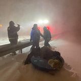 Besonders heftig traf es die Stadt Buffalo im Bundesstaat New York. Dort meldeten die Behörden bis Dienstag allein 28 Tote im Landkreis Erie County und warnten vor weiteren Opfern. Für einige kam die Rettung gerade noch rechtzeitig, wie ein Post von New Yorks Gouverneurin Hochul zeigt: "Erstaunliche Arbeit unserer staatlichen Feuerwehr in Buffalo letzte Nacht! Mit der Hilfe eines heldenhaften Nachbarn retteten sie zwei Menschen, die seit Freitag (23.12.2022) in einem Auto festsaßen, und brachten sie nach Hause." 