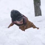 Schnee und Eis so weit das Auge reicht. In der besonders betroffenen Region rund um die Großen Seen im Nordosten der USA und an der Grenze zu Kanada fiel über Weihnachten teils bis zu 1,20 Meter Schnee. Und noch gibt es keine Entwarnung: In Teilen des Bundesstaates New York sei mit weiteren 30 Zentimetern Neuschnee zu rechnen, heißt es.