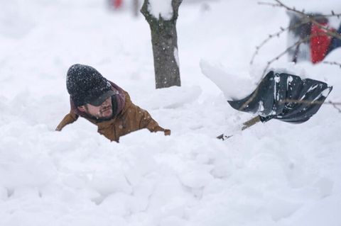 Schnee und Eis so weit das Auge reicht. In der besonders betroffenen Region rund um die Großen Seen im Nordosten der USA und an der Grenze zu Kanada fiel über Weihnachten teils bis zu 1,20 Meter Schnee. Und noch gibt es keine Entwarnung: In Teilen des Bundesstaates New York sei mit weiteren 30 Zentimetern Neuschnee zu rechnen, heißt es.