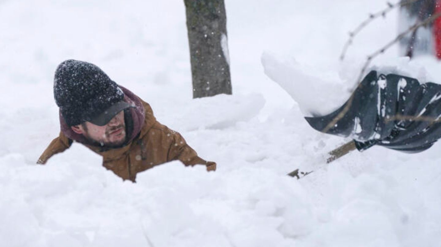 Meterhohe Schneemassen Schnee und Eis so weit das Auge reicht. In der besonders betroffenen Region rund um die Großen Seen im Nordosten der USA und an der Grenze zu Kanada fiel über Weihnachten teils bis zu 1,20 Meter Schnee. Und noch gibt es keine Entwarnung: In Teilen des Bundesstaates New York sei mit weiteren 30 Zentimetern Neuschnee zu rechnen, heißt es.