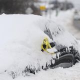 Mit bislang rund 50 Toten zählt "Elliott" zu den verheerendsten Winterstürmen der Vereinigten Staaten seit mehr als einem halben Jahrhundert. Landesweit seien im Zusammenhang mit dem arktischen Sturm mehr als 51 Menschen gestorben, berichtet "ABC". Der Sender "CNBC" beziffert die Zahl der Todesopfer sogar mit 57. Und die Behörden rechnen mit noch weiteren Opfern unter den Schneemassen.