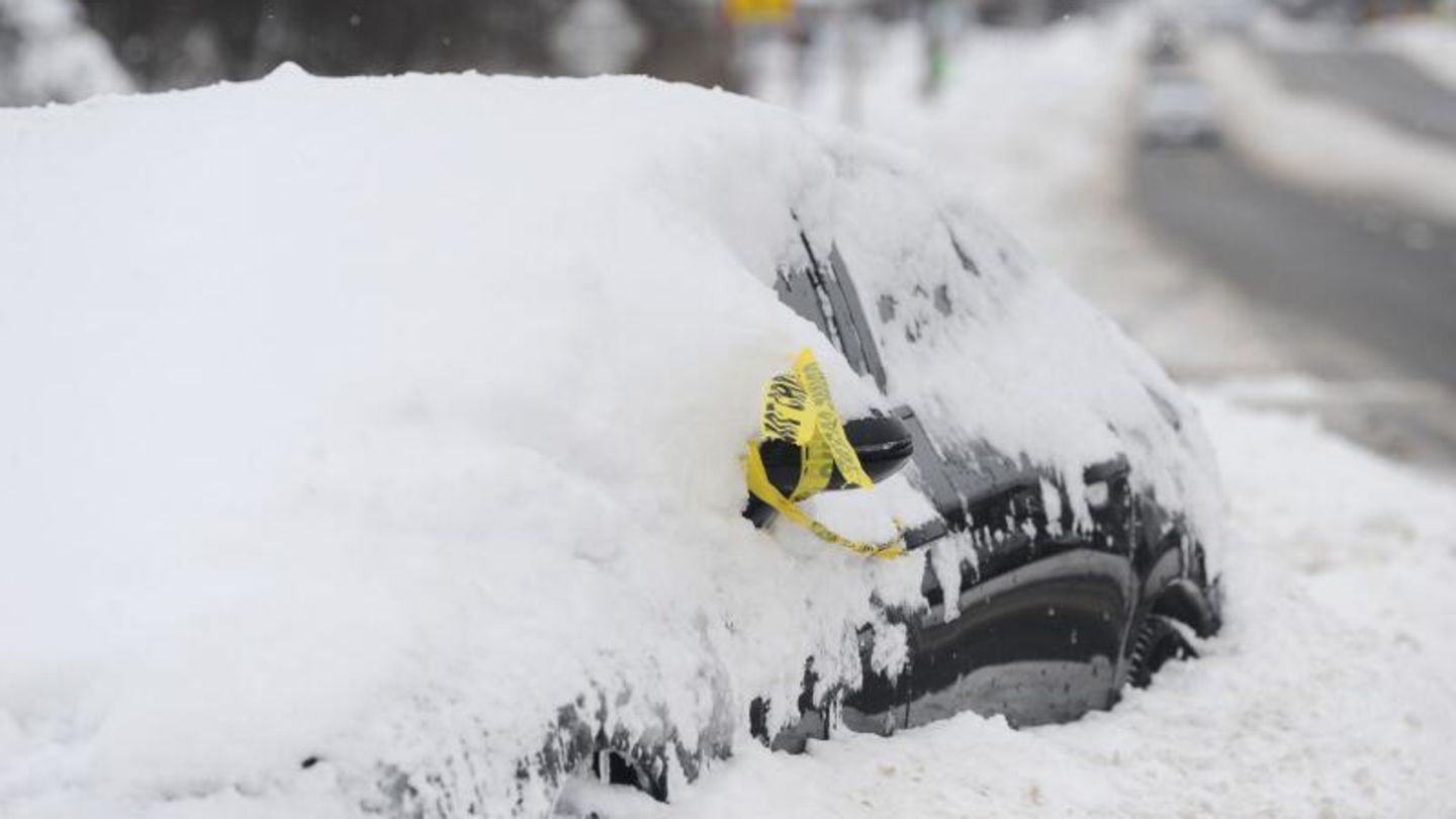 Mit bislang rund 50 Toten zählt "Elliott" zu den verheerendsten Winterstürmen der Vereinigten Staaten seit mehr als einem halben Jahrhundert. Landesweit seien im Zusammenhang mit dem arktischen Sturm mehr als 51 Menschen gestorben, berichtet "ABC". Der Sender "CNBC" beziffert die Zahl der Todesopfer sogar mit 57. Und die Behörden rechnen mit noch weiteren Opfern unter den Schneemassen.
