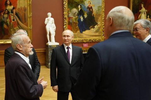 Wladimir Putin führte am zweiten Tag des inoffiziellen Gipfels die Chefs der GUS-Staaten durch das Russische Museum