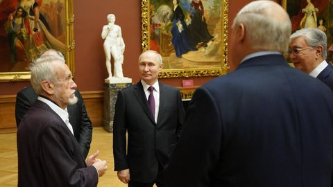 Wladimir Putin führte am zweiten Tag des inoffiziellen Gipfels die Chefs der GUS-Staaten durch das Russische Museum
