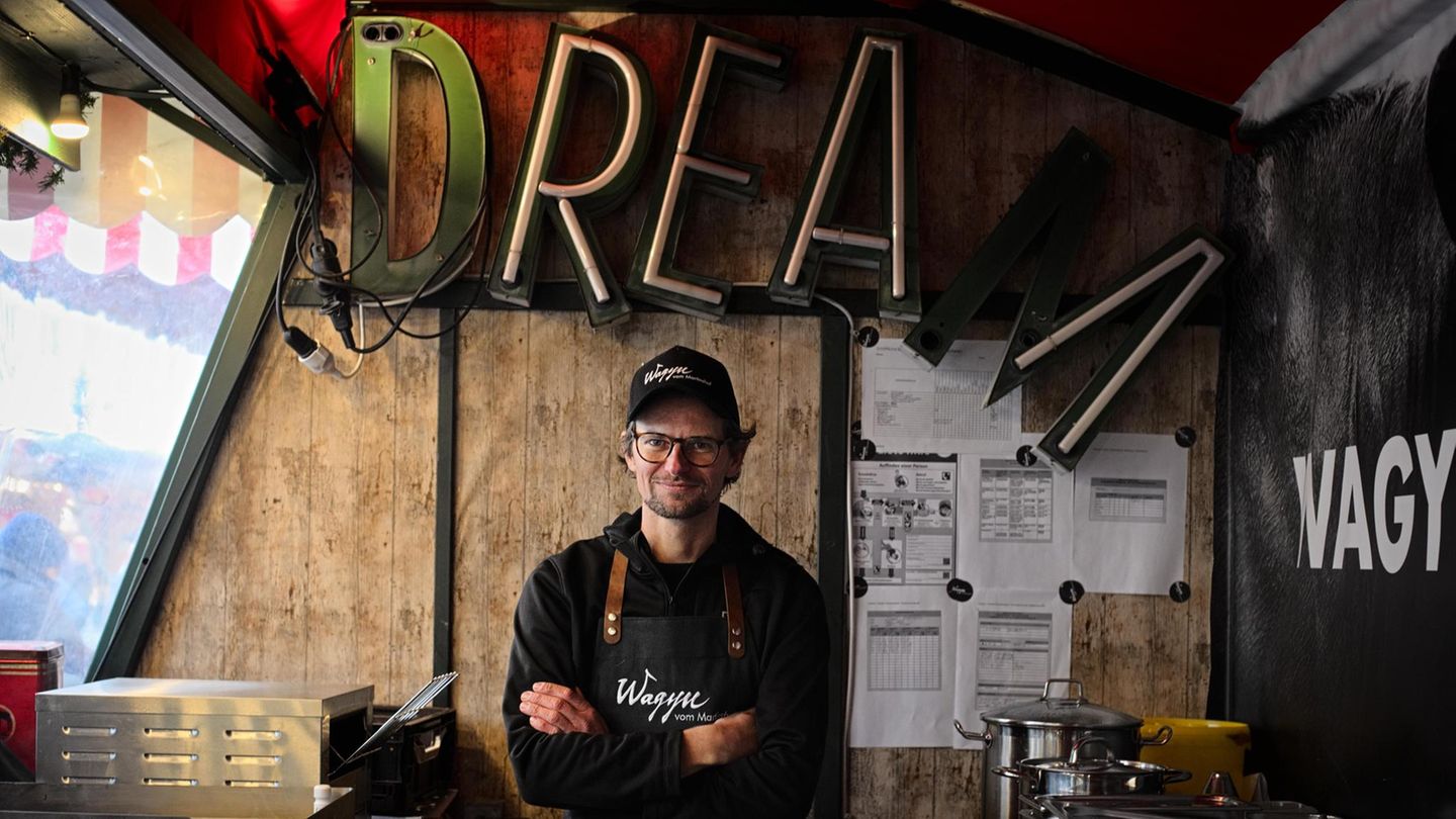 "Dream" steht da in Leuchtbuchstaben am Weihnachtsmarktstand von Gerd Bayer – das Leben als Bio-Landwirt ist sein Traum