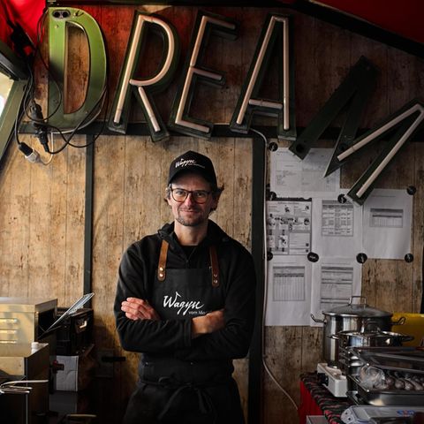 "Dream" steht da in Leuchtbuchstaben am Weihnachtsmarktstand von Gerd Bayer – das Leben als Bio-Landwirt ist sein Traum