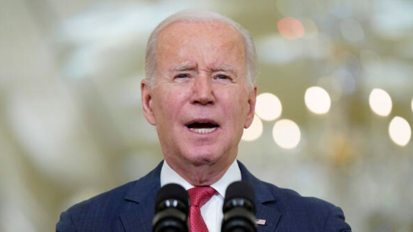 "Mein Herz ist bei denen, die einen geliebten Menschen verloren haben", schrieb US-Präsident Joe Biden angesichts des fatalen Wintersturms auf Twitter. Das Weiße Haus sicherte dem Bundesstaat New York Notstandshilfen zu und versprach, mit "der vollen Kraft" der Regierung in Washington zu unterstützen.