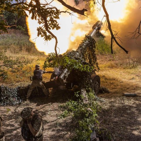 Ukrainische Artillerie feuert im Sommer auf russische Stellungen bei Bachmut. Die Kämpfe dort dauern an