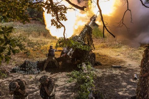 Ukrainische Artillerie feuert im Sommer auf russische Stellungen bei Bachmut. Die Kämpfe dort dauern an