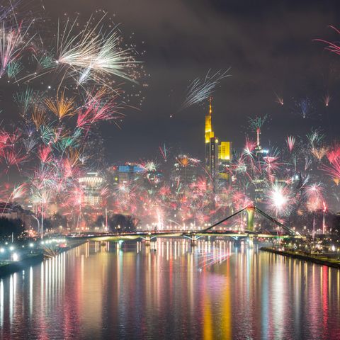 Feuerwerk vor der Skyline von Frankfurt