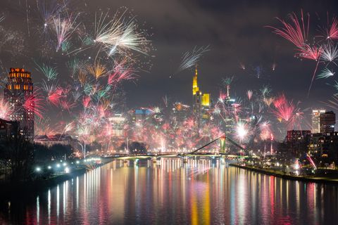 Feuerwerk vor der Skyline von Frankfurt