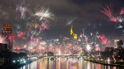 Feuerwerk vor der Skyline von Frankfurt