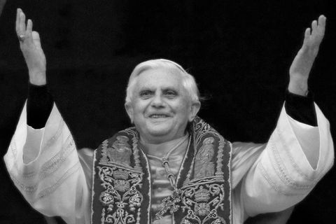 Joseph Ratzinger am 19. April 2005 nach seiner Wahl zu Papst Benedikt XVI.