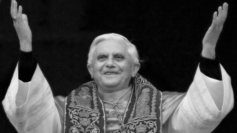 Joseph Ratzinger am 19. April 2005 nach seiner Wahl zu Papst Benedikt XVI.