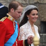 Die Cartier Halo Tiara  Am 29. April 2011 wurde aus der bürgerlichen Kate Middleton die künftige Königin Catherine. Trotzdem, so heißt es später, wollte die Braut bei ihrer Hochzeit keine Tiara tragen. Doch der royalen Tradition folgend trat Kate mit einem Diadem im brünetten Haar vor den Traualtar. Das Schmuckstück hat besonderen Wert für die Windsors, denn es gehörte einst Queen Mum. König George VI. hatte sie 1936 erstanden und seiner geliebten Frau geschenkt, bevor er den Thron bestieg. Die damalige Königin schenkte die Cartier Halo Tiara ihrer ältesten Tochter Elizabeth, als diese 18 Jahre alt wurde. Getragen hat es die junge Frau nie in der Öffentlichkeit. Vermutlich, weil das Tragen des Diadems mit 739 Brillanten und 149 Baguette-Diamanten in Kriegszeiten keinen guten Eindruck gemacht hätte. Nach ihrer Hochzeit mit Philip hatte die Prinzessin zudem Zugriff auf andere Tiaras. Nach ihrer eigenen Thronbesteigung lieh Queen Elizabeth II. das Diadem ihrer jüngeren Schwester Margaret sowie ihrer einzigen Tochter Anne. Jahrzehnte lang sah man es nicht mehr – bis Kates Hochzeit.