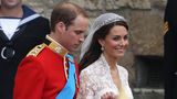 Die Cartier Halo Tiara  Am 29. April 2011 wurde aus der bürgerlichen Kate Middleton die künftige Königin Catherine. Trotzdem, so heißt es später, wollte die Braut bei ihrer Hochzeit keine Tiara tragen. Doch der royalen Tradition folgend trat Kate mit einem Diadem im brünetten Haar vor den Traualtar. Das Schmuckstück hat besonderen Wert für die Windsors, denn es gehörte einst Queen Mum. König George VI. hatte sie 1936 erstanden und seiner geliebten Frau geschenkt, bevor er den Thron bestieg. Die damalige Königin schenkte die Cartier Halo Tiara ihrer ältesten Tochter Elizabeth, als diese 18 Jahre alt wurde. Getragen hat es die junge Frau nie in der Öffentlichkeit. Vermutlich, weil das Tragen des Diadems mit 739 Brillanten und 149 Baguette-Diamanten in Kriegszeiten keinen guten Eindruck gemacht hätte. Nach ihrer Hochzeit mit Philip hatte die Prinzessin zudem Zugriff auf andere Tiaras. Nach ihrer eigenen Thronbesteigung lieh Queen Elizabeth II. das Diadem ihrer jüngeren Schwester Margaret sowie ihrer einzigen Tochter Anne. Jahrzehnte lang sah man es nicht mehr – bis Kates Hochzeit.