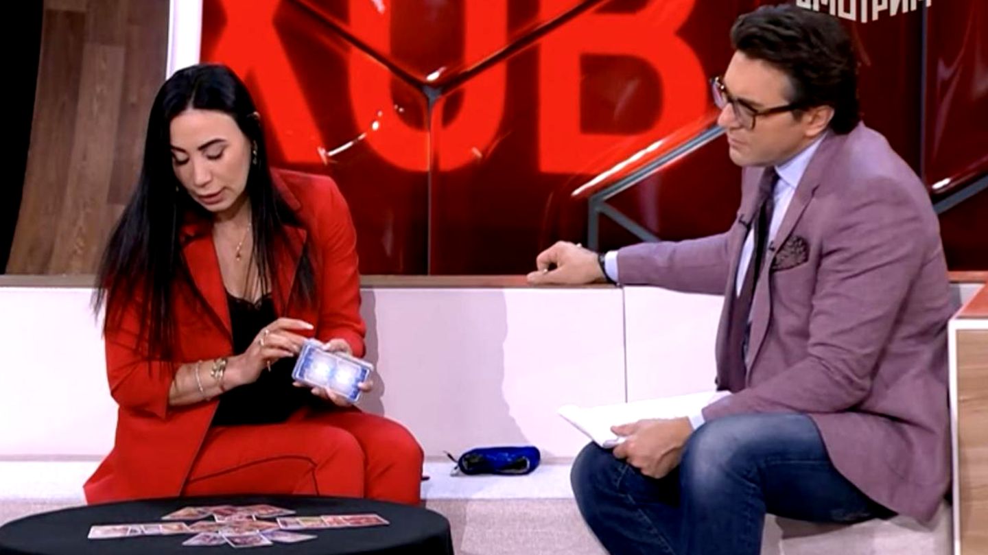 Andrej Malachow lässt in seinem Studio die Karten legen. In Russland spannt die Propaganda auch Hellseher für ihre Zwecke ein.  
