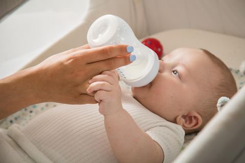 Abwertungen wegen Mineralöl: Bei der Ernährung mit Babymilch sollte man besonders auf die Inhaltsstoffe achten (Symbolbild)