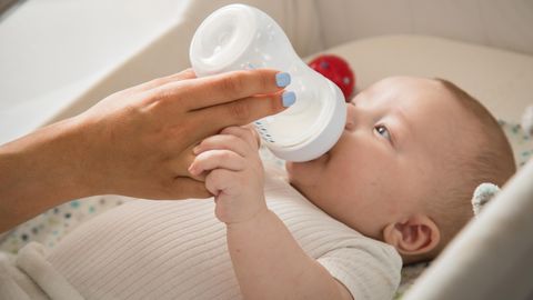 Abwertungen wegen Mineralöl: Bei der Ernährung mit Babymilch sollte man besonders auf die Inhaltsstoffe achten (Symbolbild)