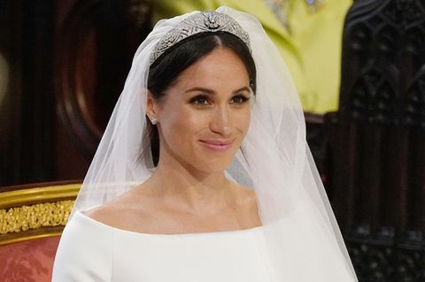 Queen Mary's Bandeau Tiara  Am 19. Mai 2018 blickte die Welt nach Windsor. Dort gaben sich Prinz Harry und Meghan Markle das Jawort. Neben dem klassisch-eleganten Brautkleid verweilten die Augen der gespannten Zuschauer auf der Tiara der US-Amerikanerin. Die Geschichte des prunkvollen Stücks reicht mehr als 125 Jahre zurück, denn das Herzstück war ein Hochzeitsgeschenk für die spätere Queen Mary im Jahr 1893. Die neun kreisförmig um einen größeren platzierten Brillanten waren ursprünglich eine Brosche. 1932 gab Queen Mary beim Hofjuwelier ein Diadem in Auftrag, das die Brosche hervorhob. 1953 ging die Tiara in den Besitz von Queen Elizabeth II. über. Sie ist die einzige, die die Herzogin von Sussex getragen hat.