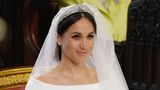 Queen Mary's Bandeau Tiara  Am 19. Mai 2018 blickte die Welt nach Windsor. Dort gaben sich Prinz Harry und Meghan Markle das Jawort. Neben dem klassisch-eleganten Brautkleid verweilten die Augen der gespannten Zuschauer auf der Tiara der US-Amerikanerin. Die Geschichte des prunkvollen Stücks reicht mehr als 125 Jahre zurück, denn das Herzstück war ein Hochzeitsgeschenk für die spätere Queen Mary im Jahr 1893. Die neun kreisförmig um einen größeren platzierten Brillanten waren ursprünglich eine Brosche. 1932 gab Queen Mary beim Hofjuwelier ein Diadem in Auftrag, das die Brosche hervorhob. 1953 ging die Tiara in den Besitz von Queen Elizabeth II. über. Sie ist die einzige, die die Herzogin von Sussex getragen hat.