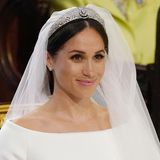 Queen Mary's Bandeau Tiara  Am 19. Mai 2018 blickte die Welt nach Windsor. Dort gaben sich Prinz Harry und Meghan Markle das Jawort. Neben dem klassisch-eleganten Brautkleid verweilten die Augen der gespannten Zuschauer auf der Tiara der US-Amerikanerin. Die Geschichte des prunkvollen Stücks reicht mehr als 125 Jahre zurück, denn das Herzstück war ein Hochzeitsgeschenk für die spätere Queen Mary im Jahr 1893. Die neun kreisförmig um einen größeren platzierten Brillanten waren ursprünglich eine Brosche. 1932 gab Queen Mary beim Hofjuwelier ein Diadem in Auftrag, das die Brosche hervorhob. 1953 ging die Tiara in den Besitz von Queen Elizabeth II. über. Sie ist die einzige, die die Herzogin von Sussex getragen hat.