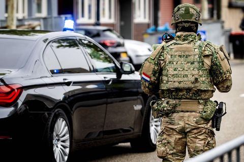 Militär bewacht den Gerichtsbunker in Amsterdam-Osdorp