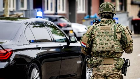 Militär bewacht den Gerichtsbunker in Amsterdam-Osdorp