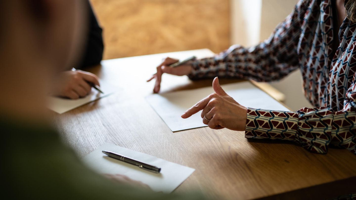 Scheidungspaar führt Gespräch über Unterhaltszahlung